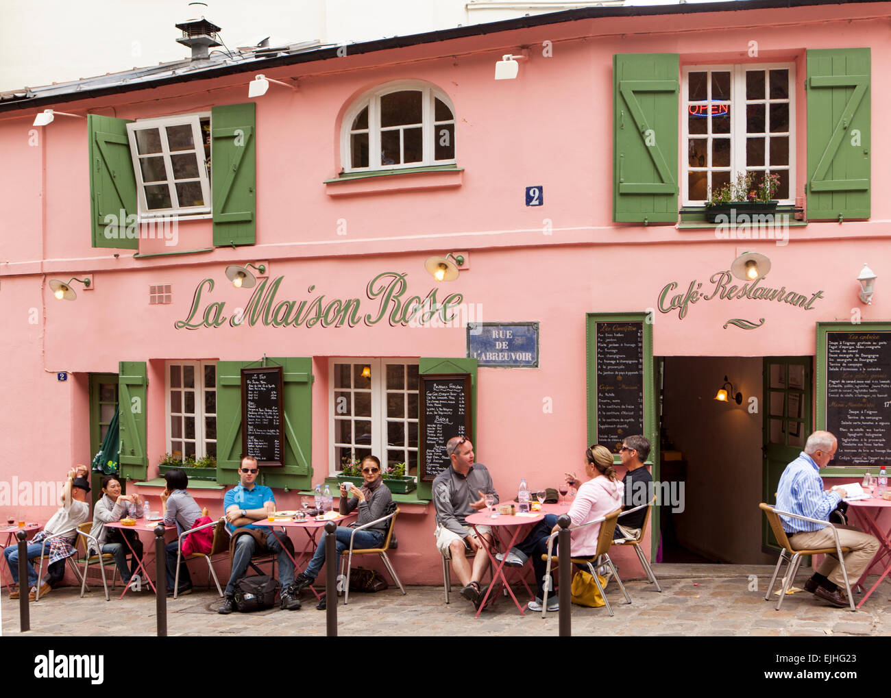 Im Freien essen im La Maison Rose Café, Montmartre, Paris, Frankreich Stockfoto