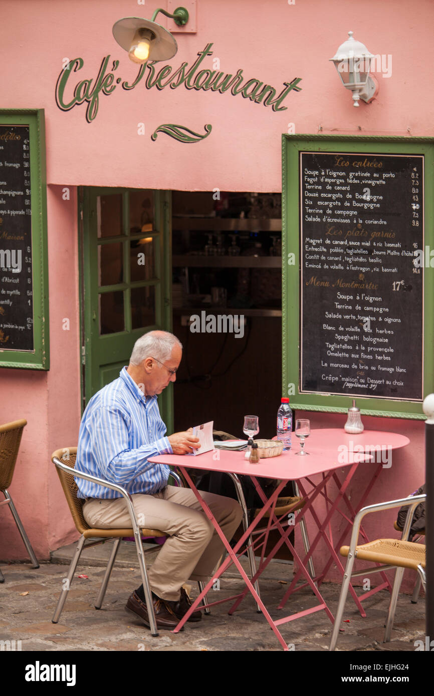 Im Freien essen im La Maison Rose Café, Montmartre, Paris, Frankreich Stockfoto