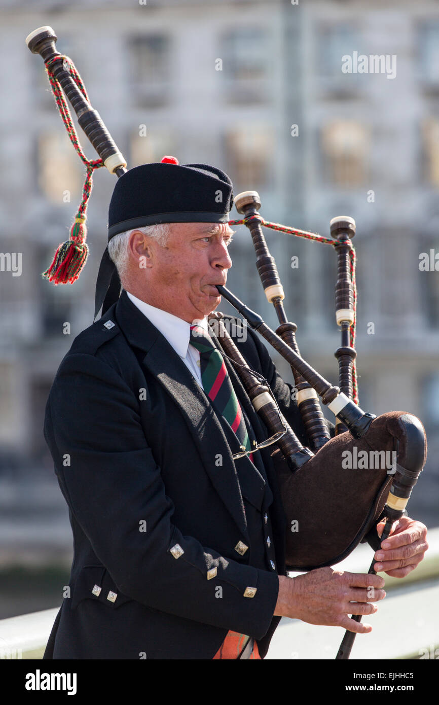 Schottische Dudelsack-Spieler auf Westminster Bridge, London, England Stockfoto