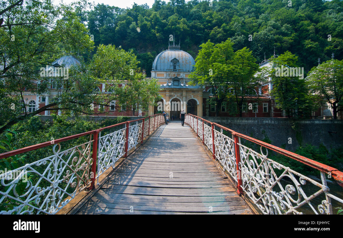 Kleine Brücke in die alte Therme Bad Baile Herculane, Rumänien Stockfoto