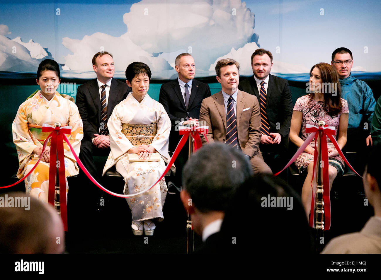 Tokio, Japan. 27. März 2015. (L, R) Prinzessin Tsuguko Takamado und ihrer Mutter Prinzessin Hisako Takamado des kaiserlichen Hauses von Japan, besuchen Sie seine königliche Hoheit der Kronprinz Frederik André Henrik Christian und ihre Königliche Hoheit Kronprinzessin Mary Elizabeth Donaldson die Eröffnungsfeier der Ausstellung "Die spirituelle Grönland" am Hang Forum in Daikanyama am 27. März 2015, Tokio, Japan. Bildnachweis: Aflo Co. Ltd./Alamy Live-Nachrichten Stockfoto