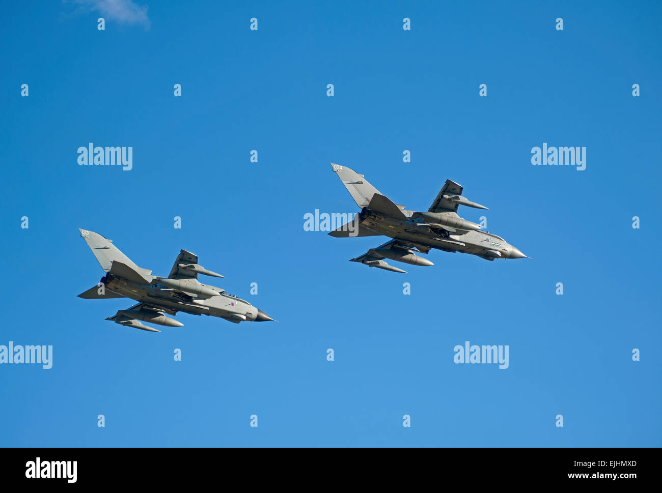 Zwei Jagdbomber der RAF überfliegen ihre Heimatstation in Lossiemouth, Morayshire. Schottland.  SCO 9675. Stockfoto