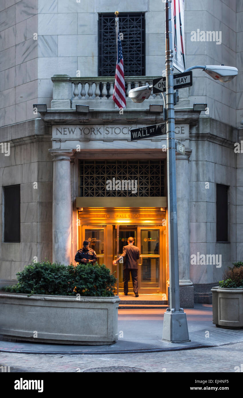 Menschen am Hintereingang zur New Yorker Börse, New York City, USA Stockfoto