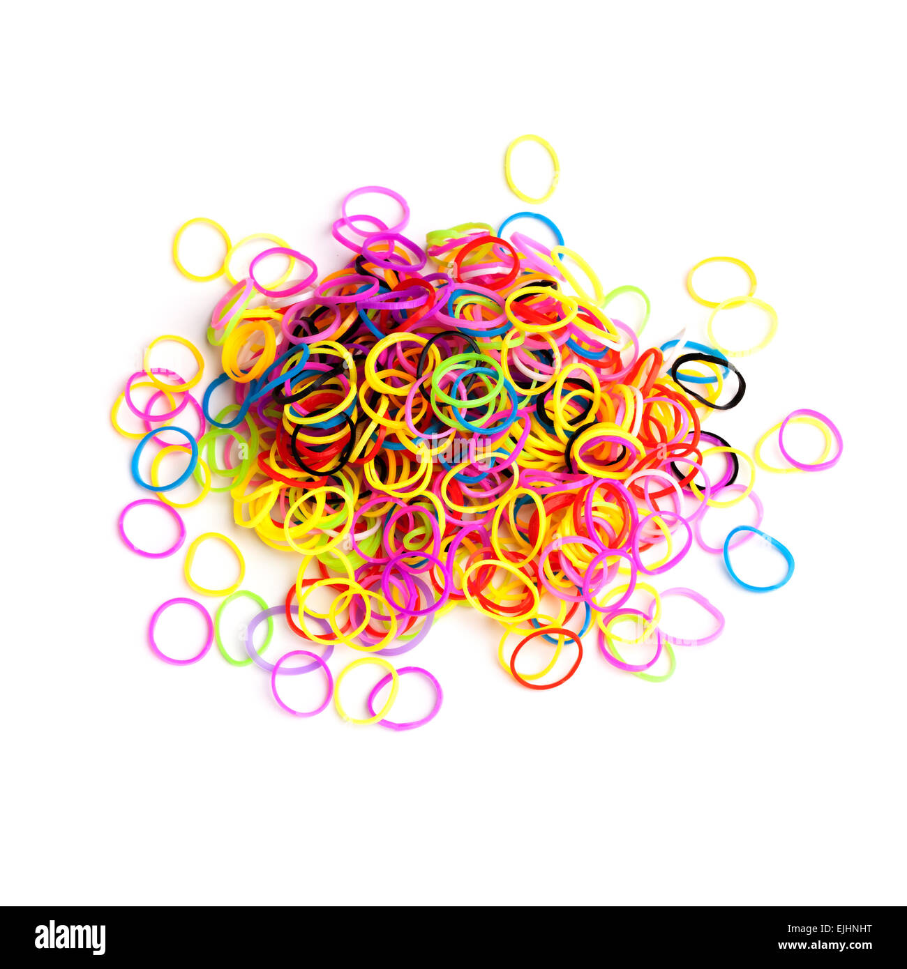 Haufen von kleinen Runde bunte Gummibänder zur Herstellung von Regenbogen Webstuhl Armbänder isoliert auf weißem Hintergrund Stockfoto