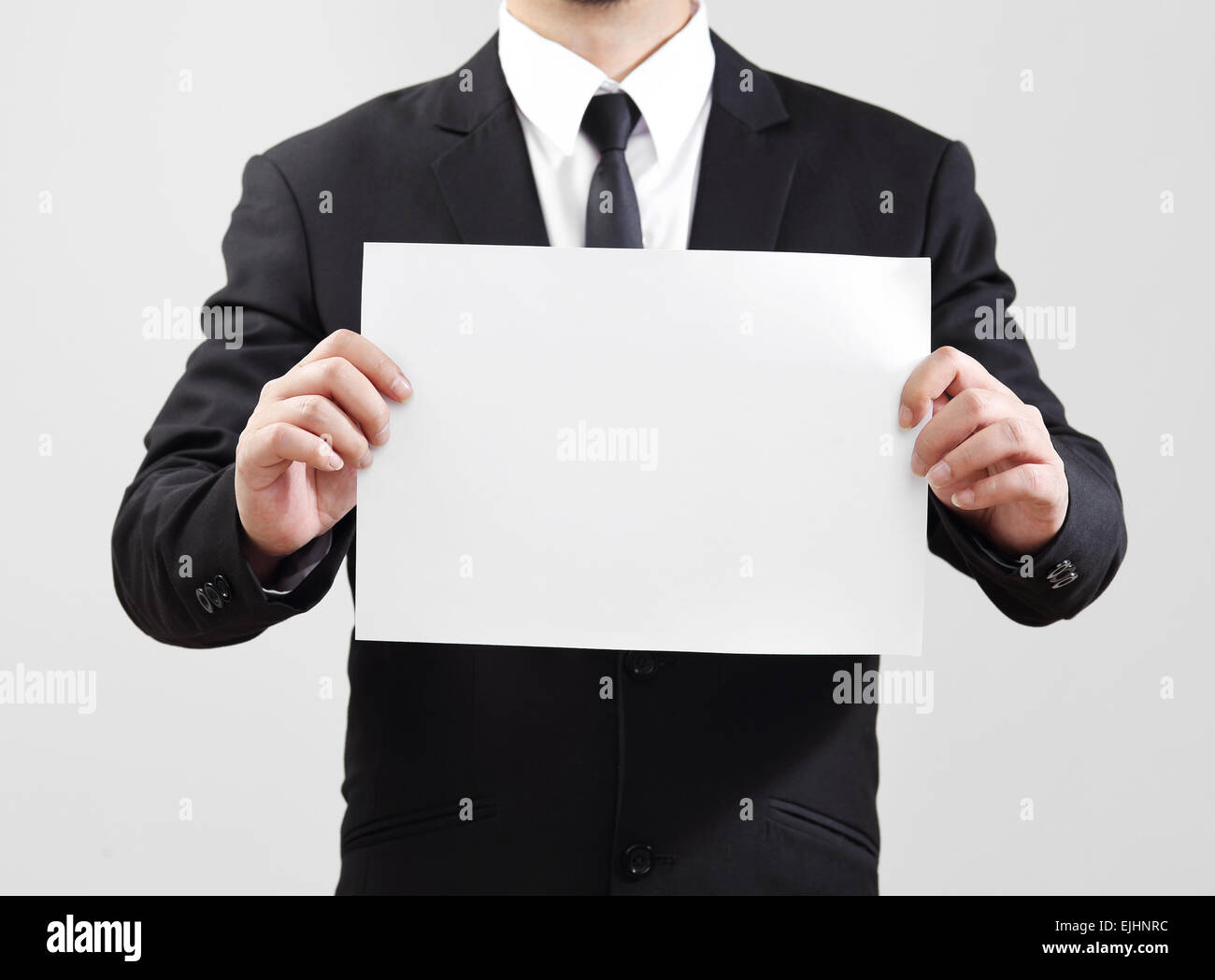 Geschäftsmann Handeln zeigen Papier für etwas kommunizieren Stockfoto