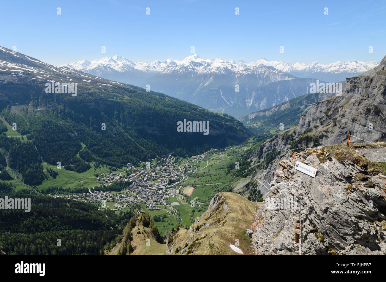 Die Aussicht auf die Schweizer Spa Leukerbad, Wallis aus dem Gemmipass. Stockfoto