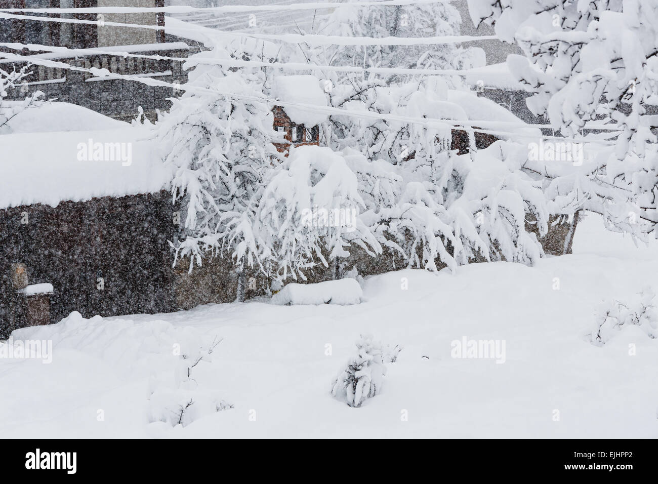 Starke Schneefälle in den bulgarischen Kleinstadt in Bergen Stockfoto