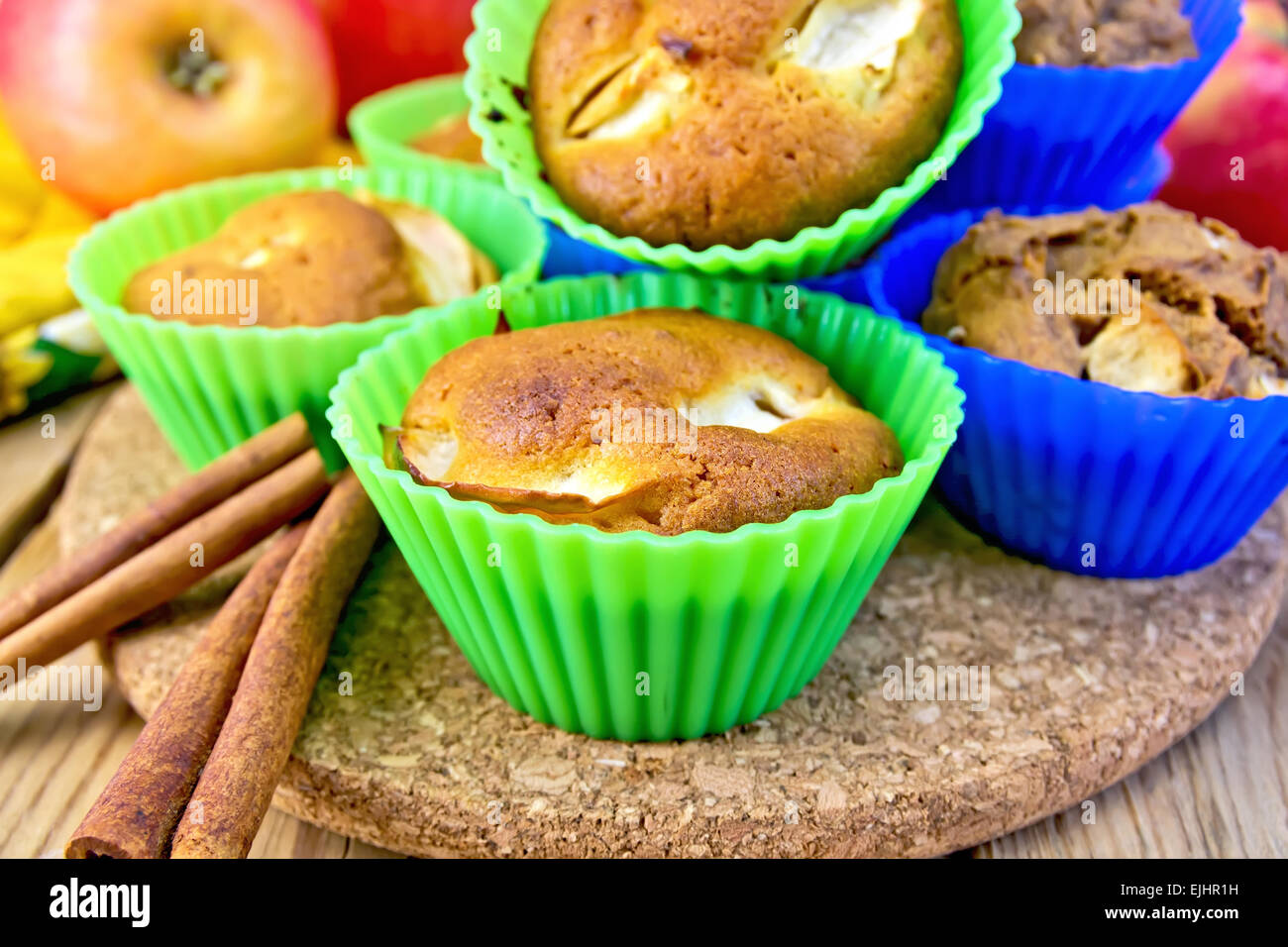 Cupcake und Roggen mit Äpfeln an Bord Stockfoto