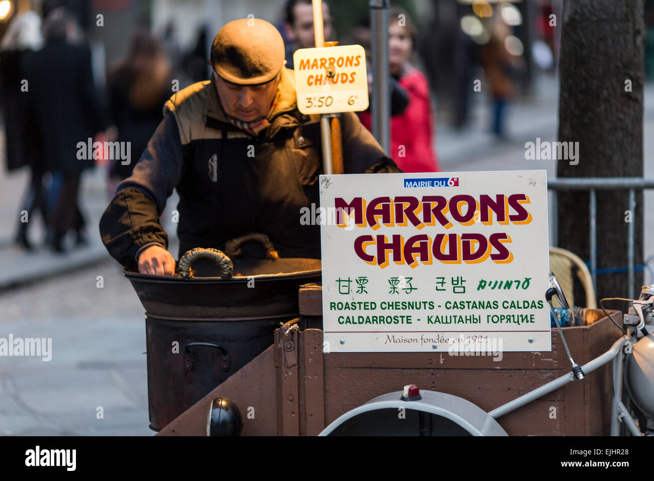 Mann, Verkauf von heißen Maroni in der Straße in Paris, Frankreich Stockfoto