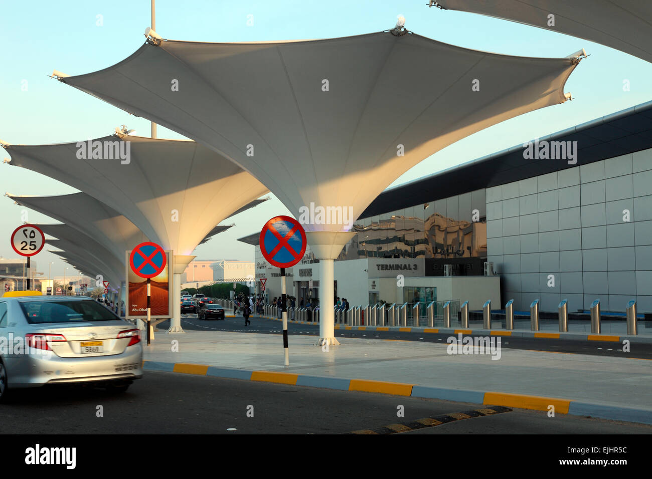 Terminal 3 Abu Dhabi International Airport am frühen Morgen Stockfoto