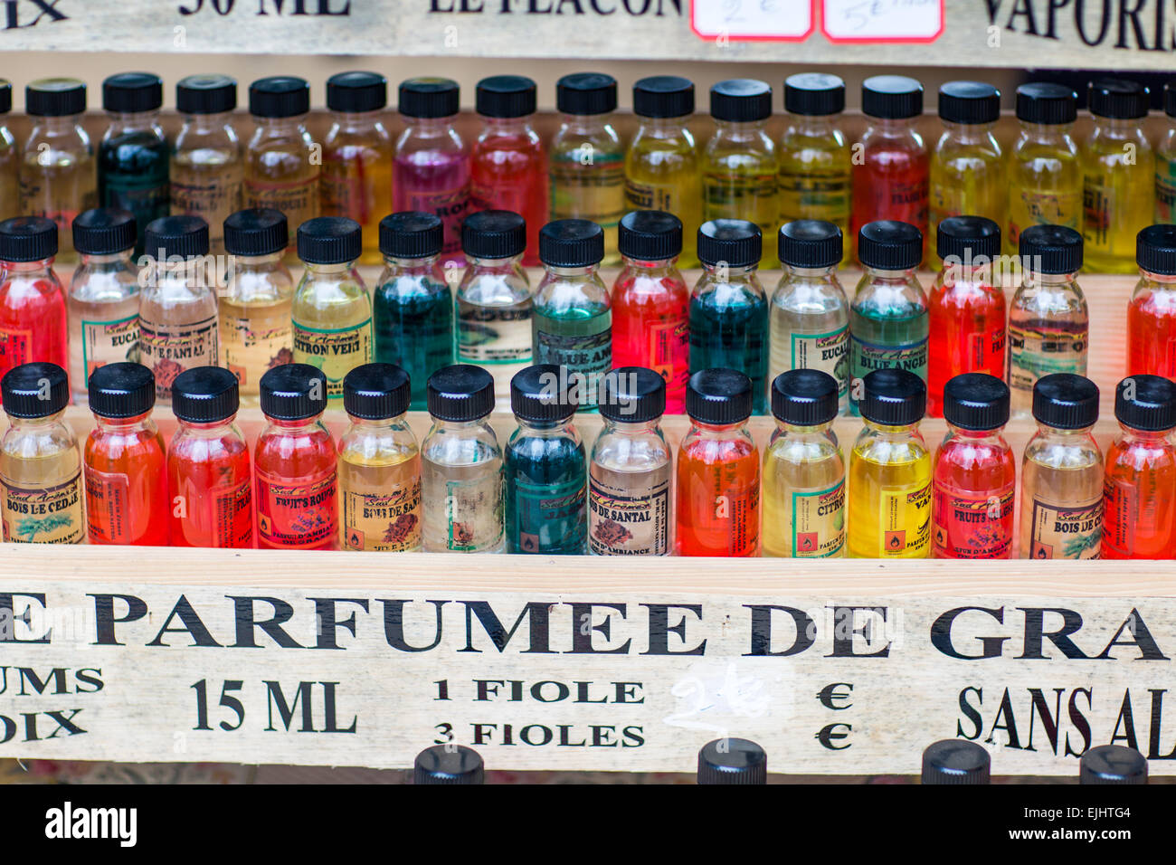 Bunten Flaschen von hausgemachten Parfüms im Markt, Paris, Frankreich Stockfoto