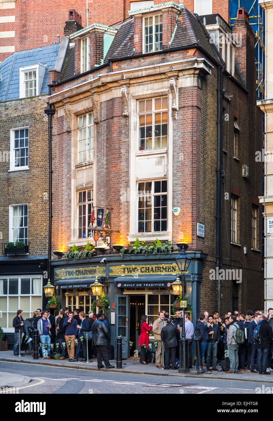 Menge zu trinken in der Straße außerhalb der beiden Vorsitzenden Pub in Queen Anne es Gate, London, England Stockfoto