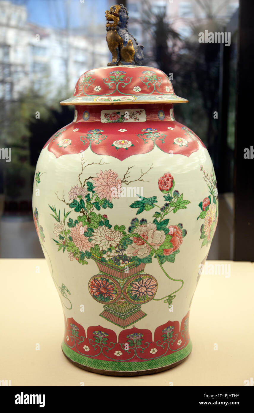 'Famille Rose' Jar im Museu Calouste Gulbenkian - Lissabon Portugal Stockfoto