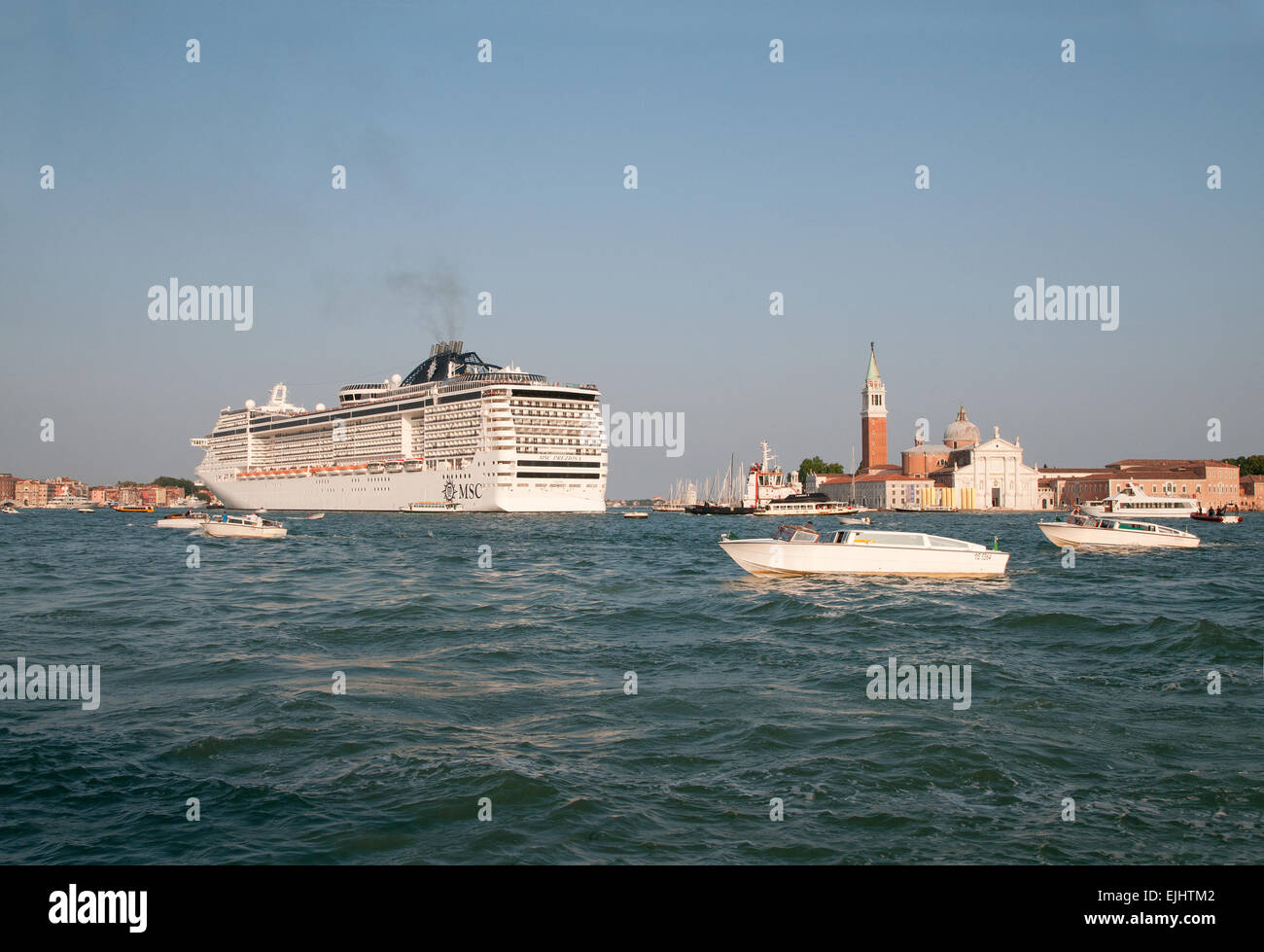 Kreuzfahrtschiff MSC Preziosa gesehen von Riva Degli Schiavoni mit San Giogio Insel hinter und Motorboot in der Lagune Stockfoto Kreuzfahrtschiff MSC Preziosa gesehen von Riva Degli Schiavoni mit San Giogio Insel hinter und Motorboot in der Lagune Stockfoto