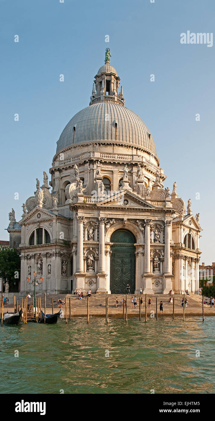 Basilica di Santa Maria della Salute gesehen vom Canal Grande Venedig Italien in Nachmittagssonne mit Ankern Motorboote Stockfoto