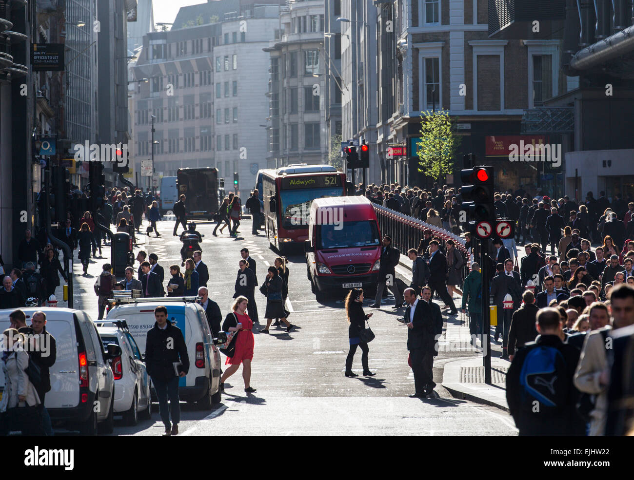 Menschen gehen, um Arbeit in der City of London im morgendlichen Berufsverkehr, London, England Stockfoto