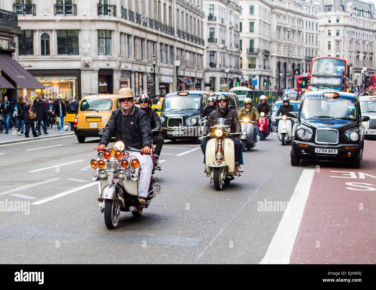 Männer auf Motorroller auf Regent Street, London, England Stockfoto