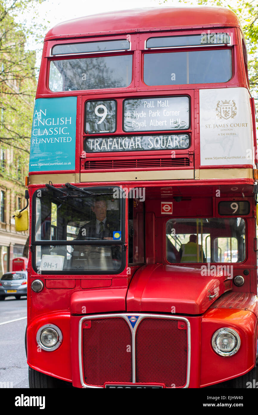 Fahrer am Steuer eines Oldtimer Doppeldecker London Bus, London, England Stockfoto