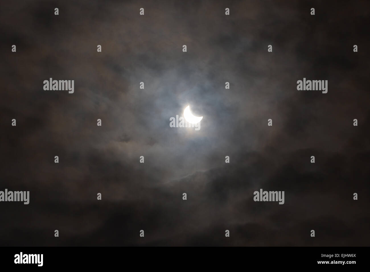 Sonnenfinsternis mit dunklem Wolkenhimmel, Geheimnis Stockfoto