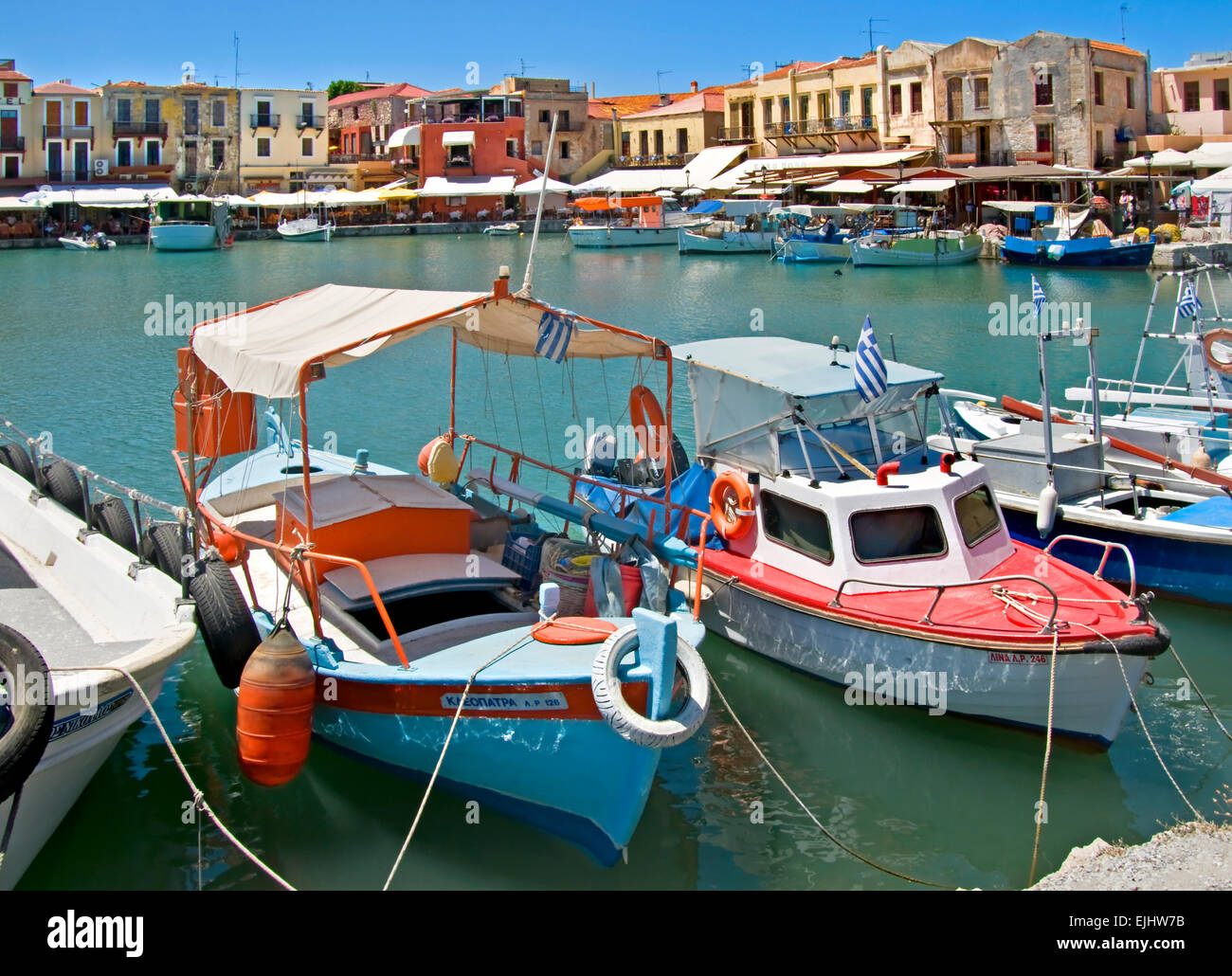 Rethymnon, Kreta, Griechenland. Boote in den alten venezianischen Hafen Stockfoto