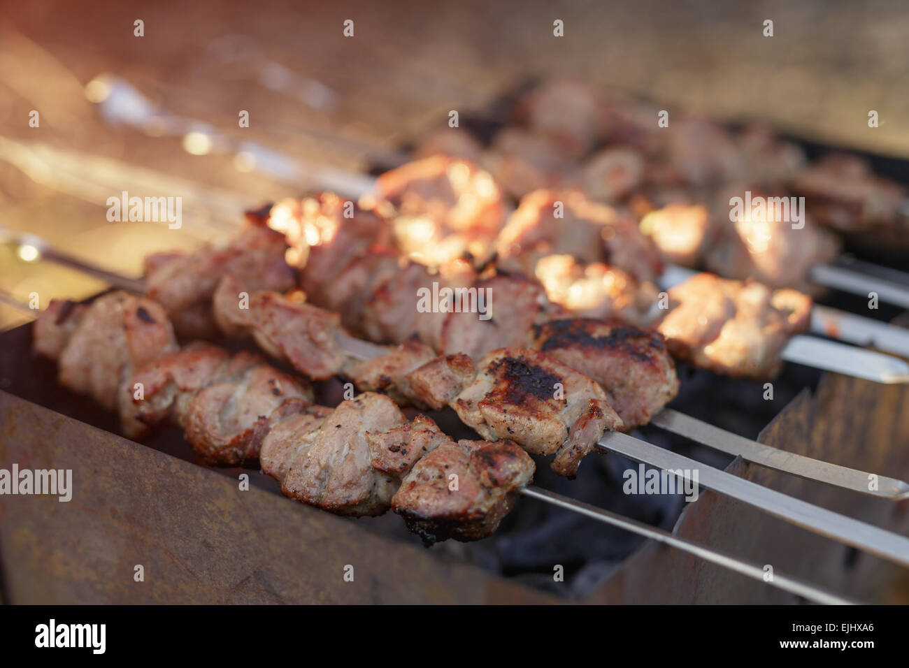 kochen Schweinefleisch Schaschlik am Spieß in mangal outdoor-food Stockfoto