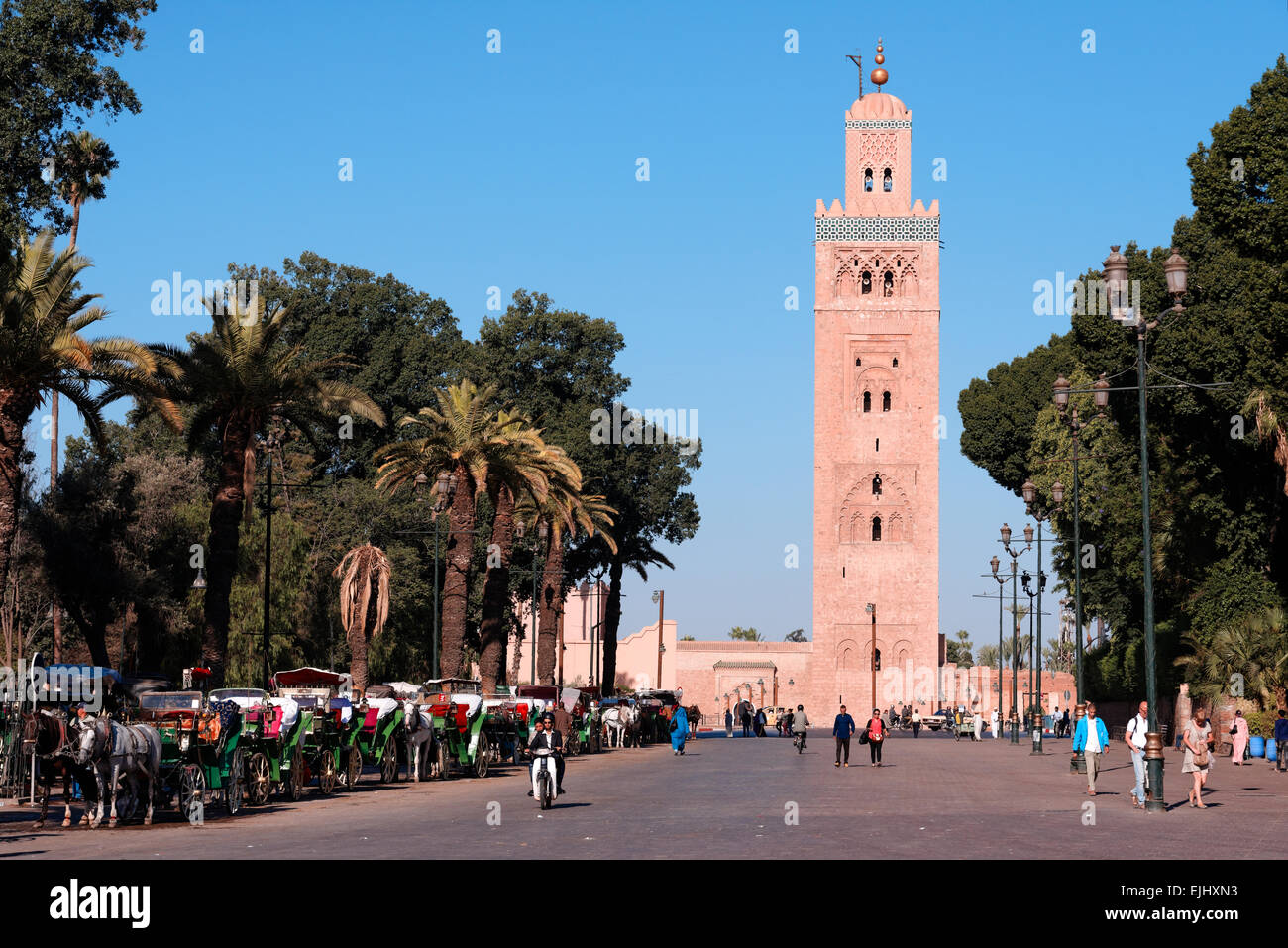 Der Turm von der KoutoubiaMoschee in der MedinaEingang zum Souk Jemaa