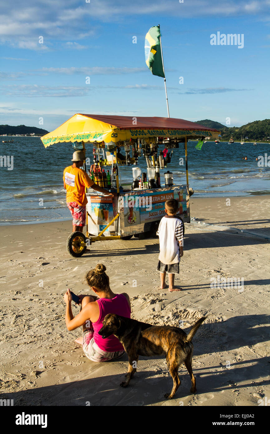 Strandverkäufer am Cachoeira do Bom Jesus Strand. Florianopolis, Santa Catarina, Brasilien. Stockfoto