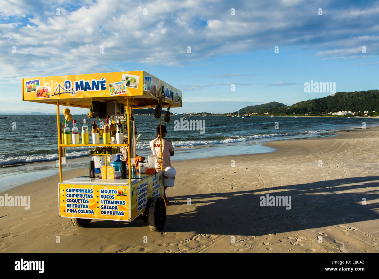 Strandverkäufer, der Cocktails am Cachoeira do Bom Jesus Beach verkauft. Florianopolis, Santa Catarina, Brasilien. Stockfoto