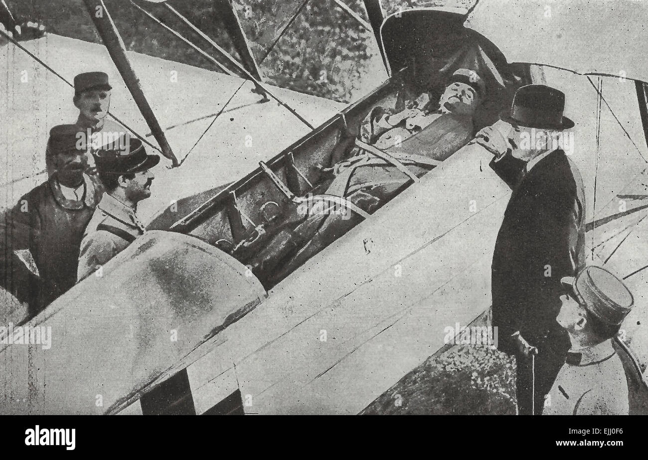 Ein Flugzeug Krankenwagen hat viele verzweifelte Opfer gerettet, wo ein paar Minuten Zeit leben oder Tod - Weltkrieg bedeutet Stockfoto