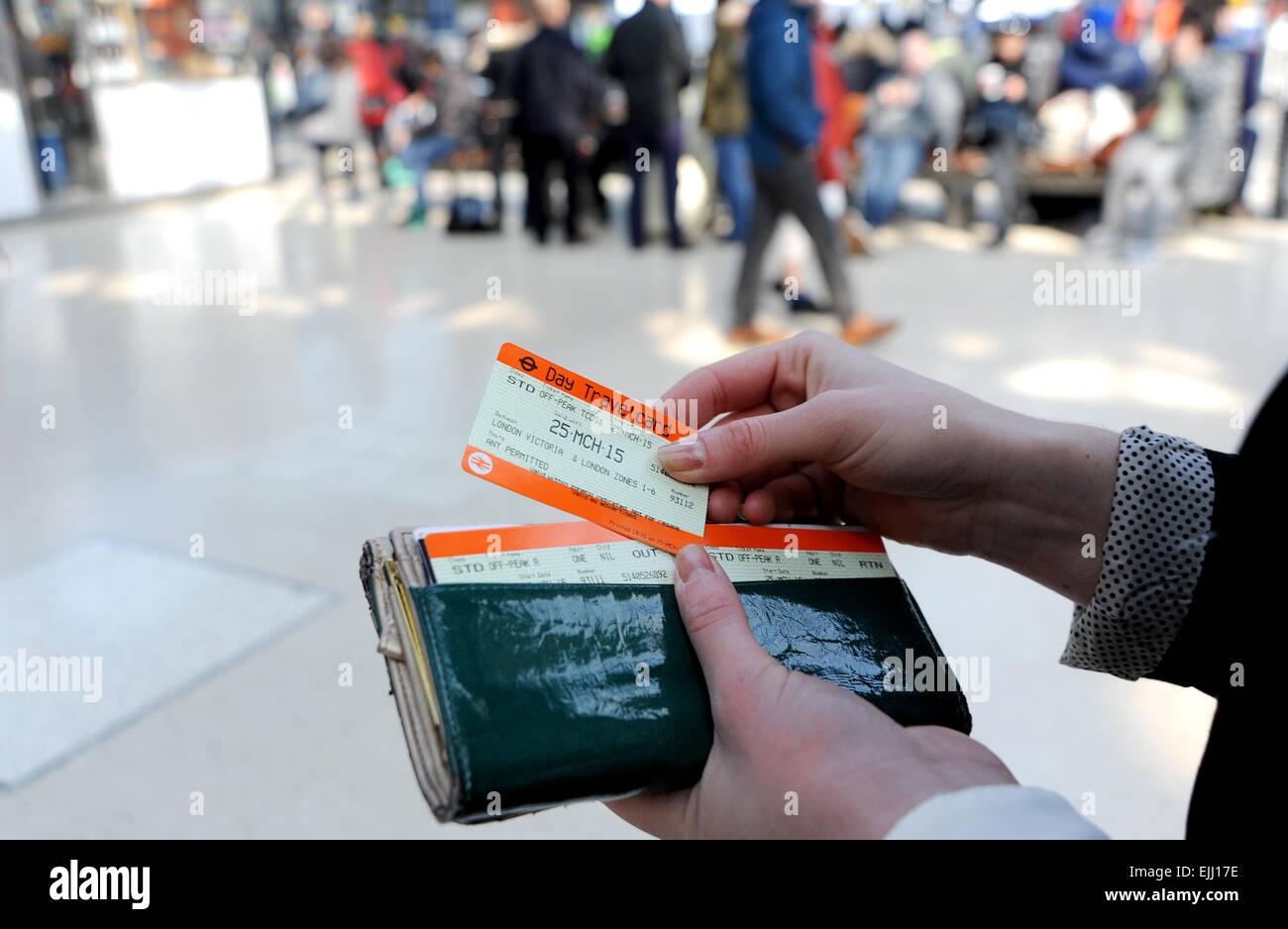Brighton, Sussex UK - junge Frau mit Southern Rail Ticket Zug vom Bahnhof von Brighton nach London Stockfoto
