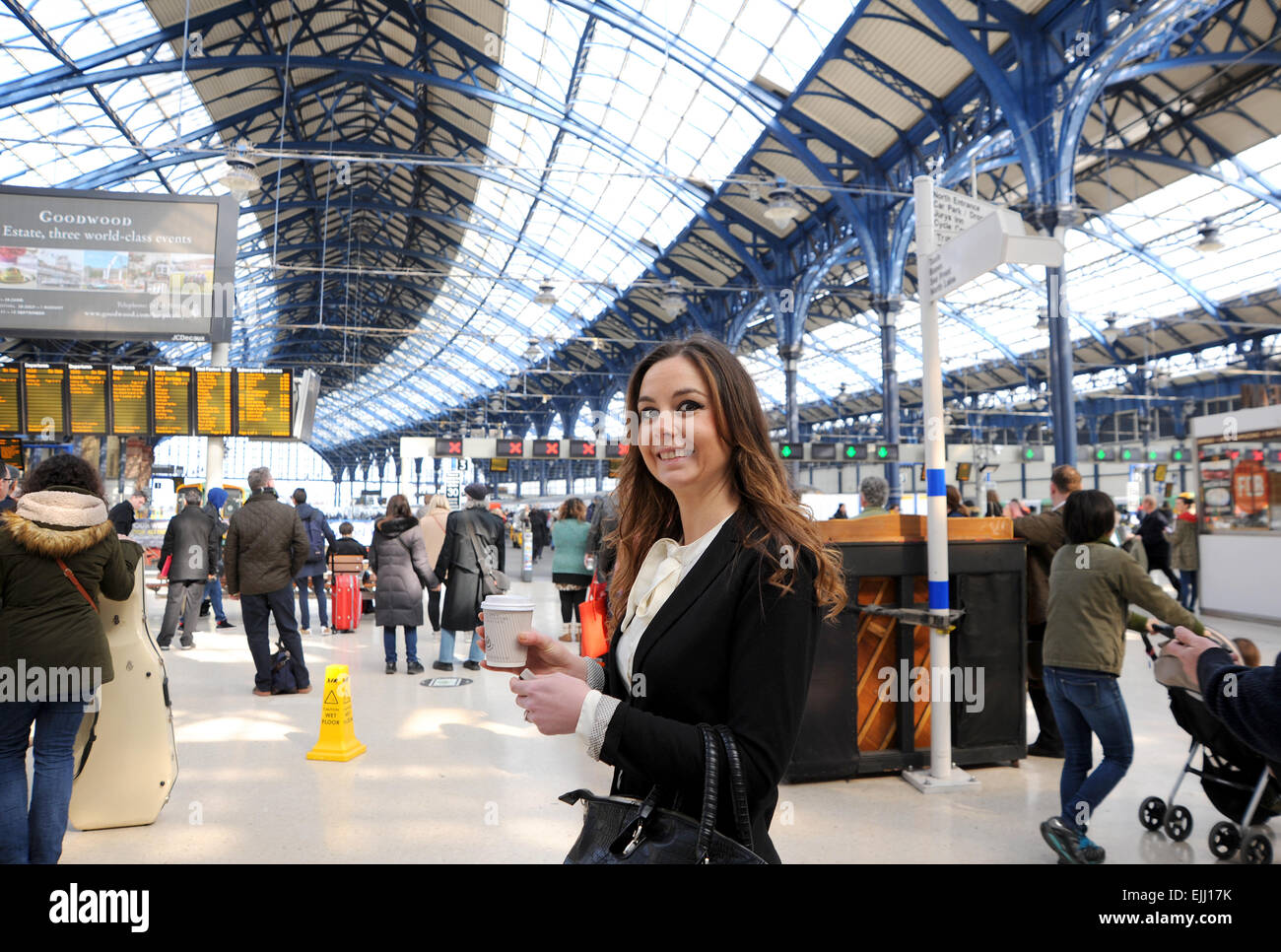 Brighton, Sussex UK - junge Frau mit Southern Rail Ticket Zug vom Bahnhof von Brighton nach London mit Kaffeetasse Stockfoto