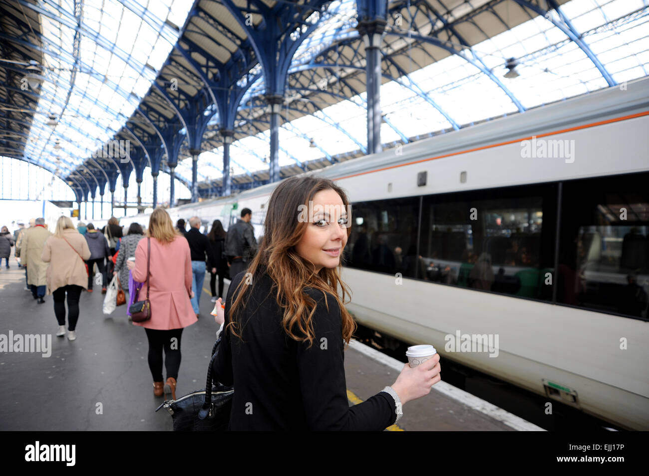Brighton, Sussex UK - junge Frau mit Southern Rail Ticket Zug vom Bahnhof von Brighton nach London Stockfoto