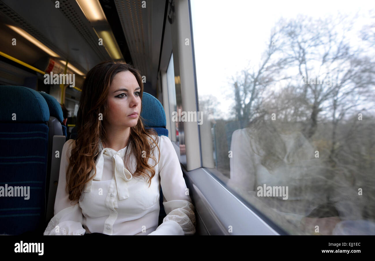 Brighton, Sussex UK - junge Frau in einem Southern Rail Zug von Brighton nach London reisen Stockfoto