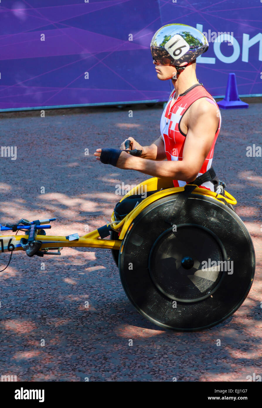 LONDON, UK – SEP 09 2012: Marcel Hug Vertretung der Schweiz, warten auf den Start des Marathons auf der Mall in London Stockfoto