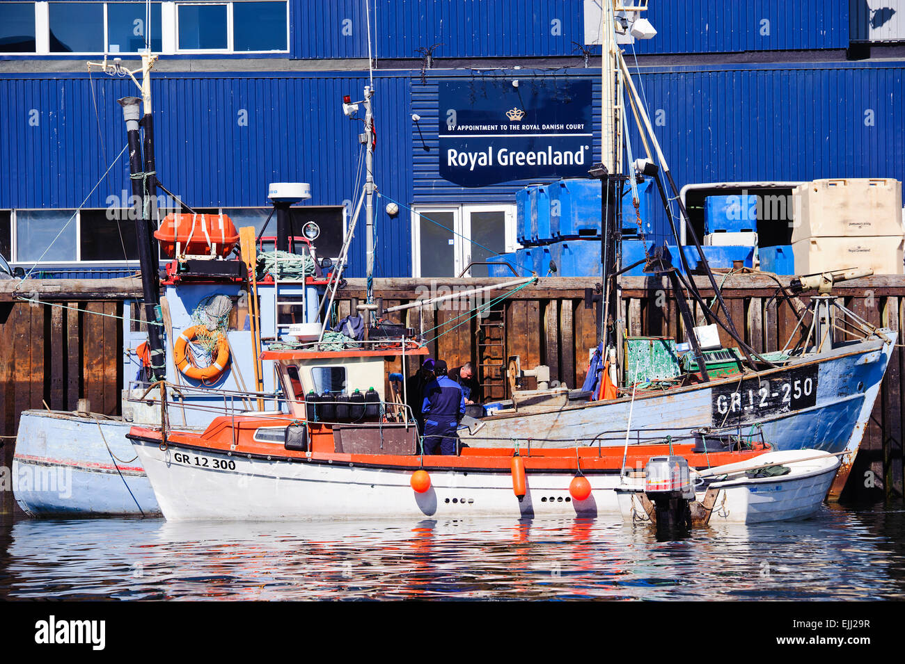 ILLULISAT, QAASUITSUP / Grönland - 17.Juni: Angelboote/Fischerboote außerhalb einer Fischfabrik in Illulisat, Grönland am 17. Juni 2013 Stockfoto