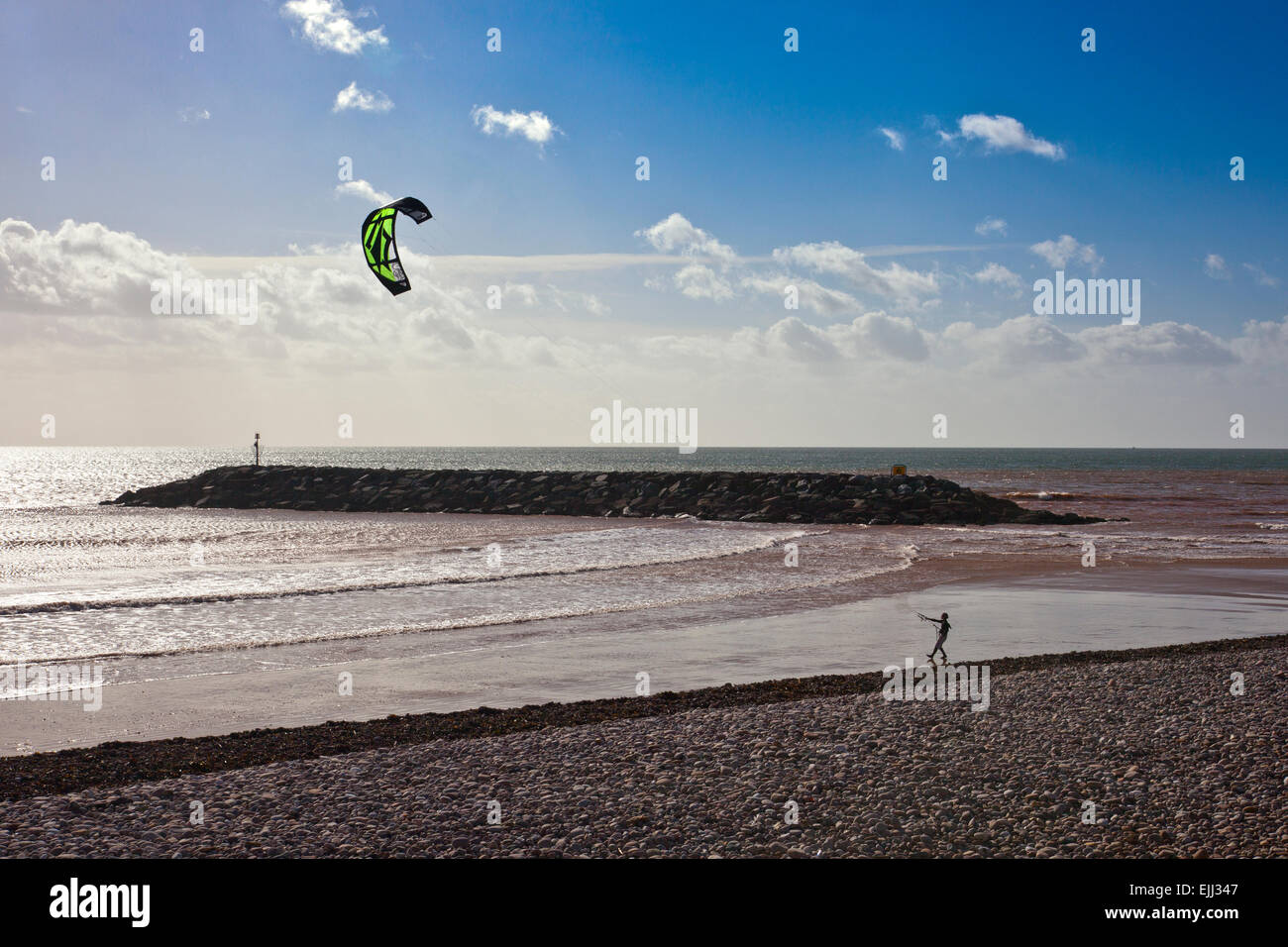 Ein Kite Flyer seiner Kontrolle zu üben am Strand in Sidmouth, Devon, England, UK Stockfoto