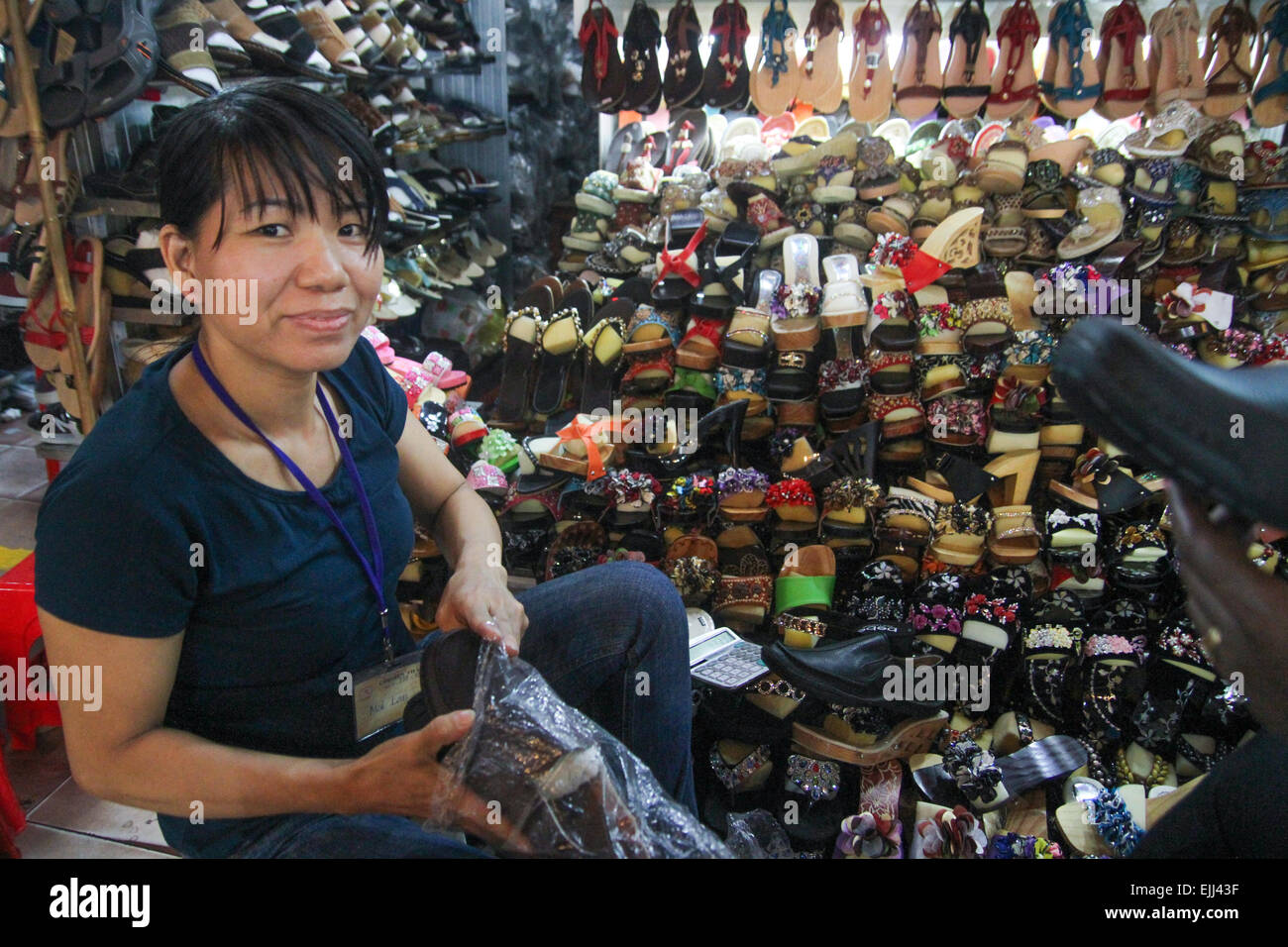 Schuh-Verkäuferin Mai lan am Stand keine 778 in Saigon Ben Thanh Markt. Bildnachweis: David Mbiyu / Alamy Live News Stockfoto