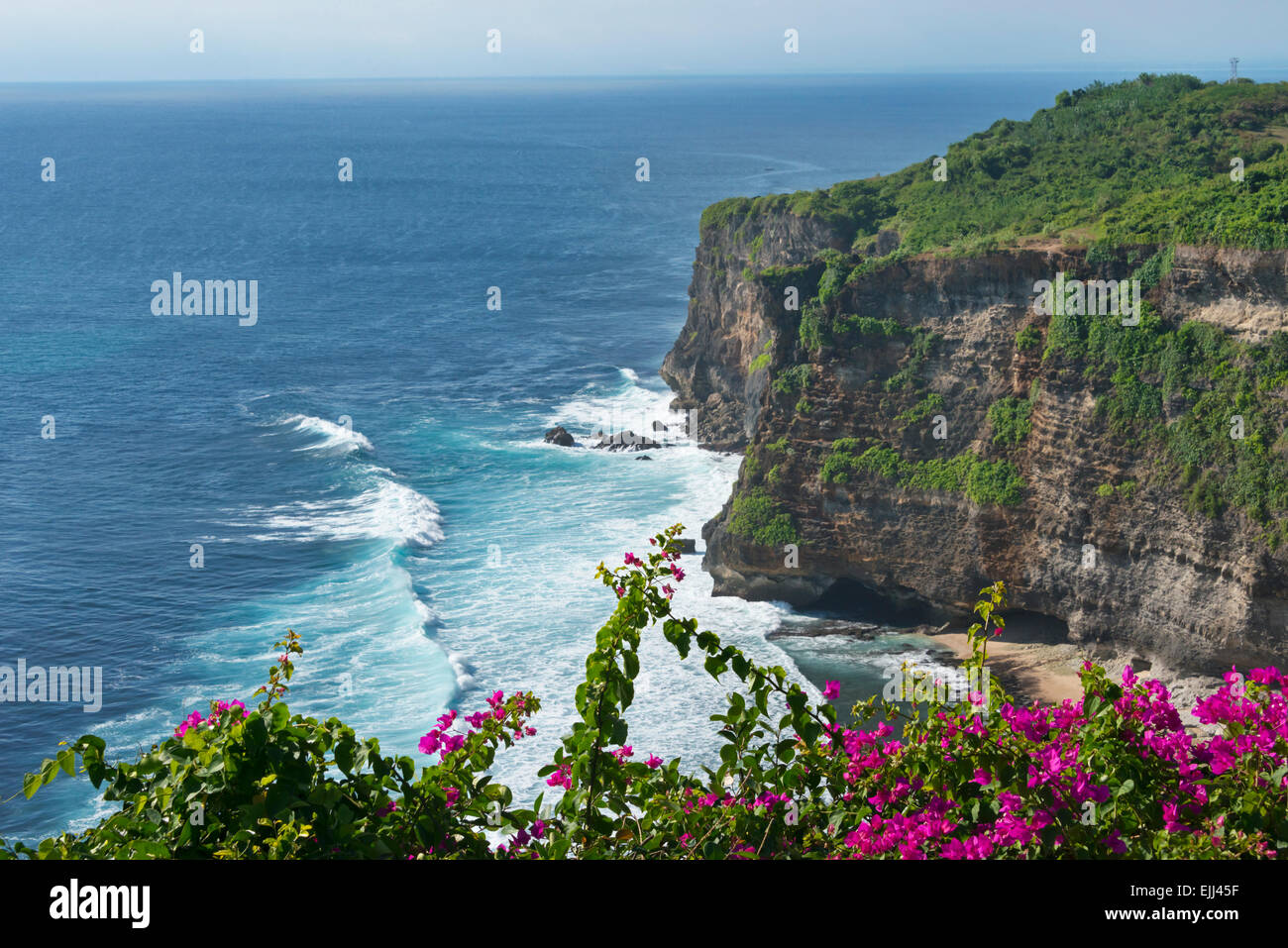 Klippe am Meer entlang, Insel Bali, Indonesien Stockfoto