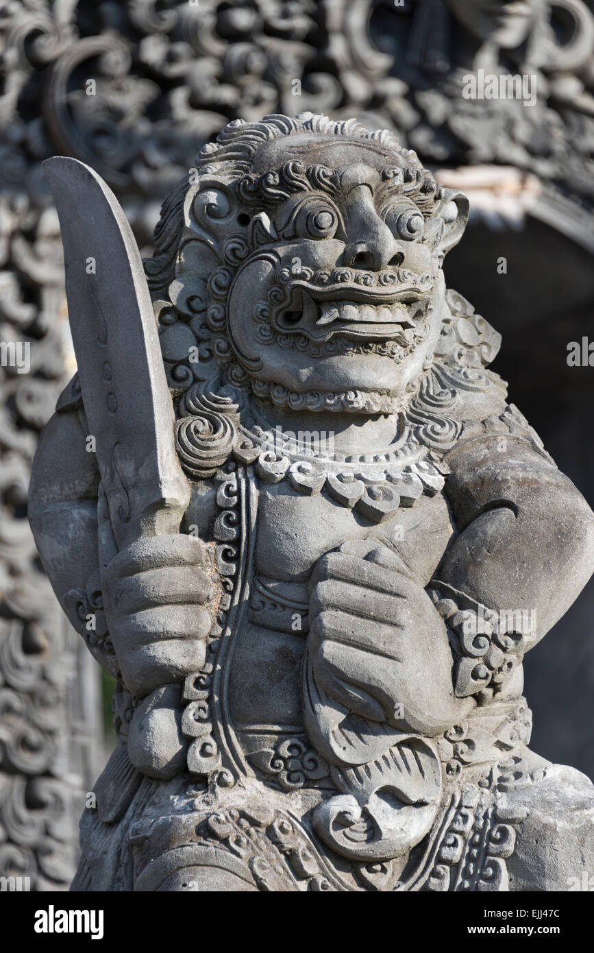 Stein-Statue am Eingang von Tanah Lot. Insel Bali, Indonesien Stockfoto