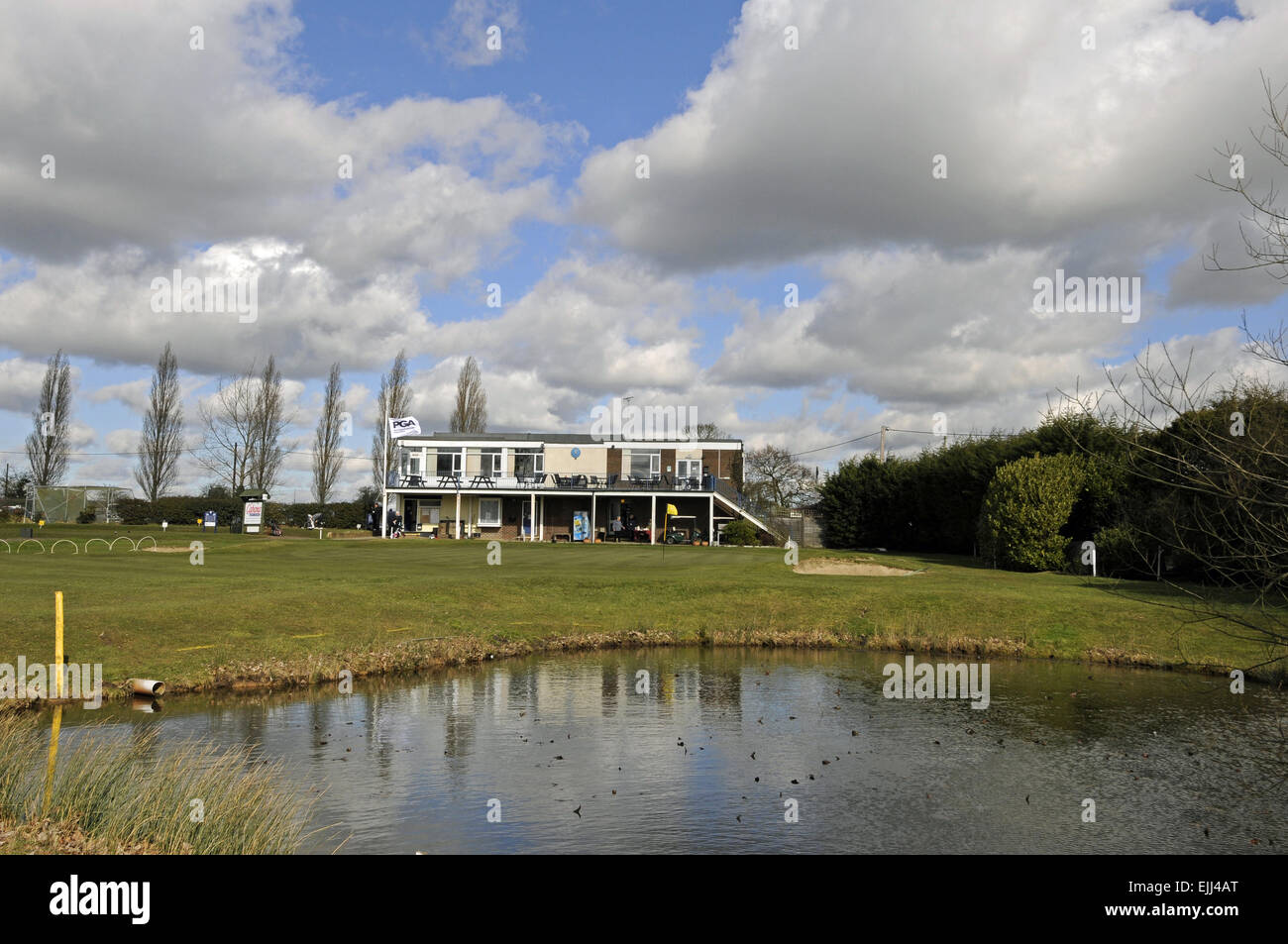 Blick über den Teich auf dem 18. Loch der Clubhaus Burnham-auf-Crouch Golf Club Essex England Stockfoto