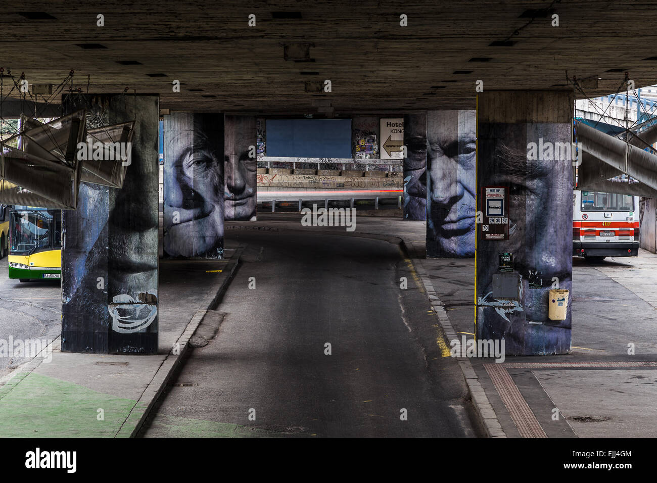 Busbahnhof unter der UFO-Brücke. Stockfoto