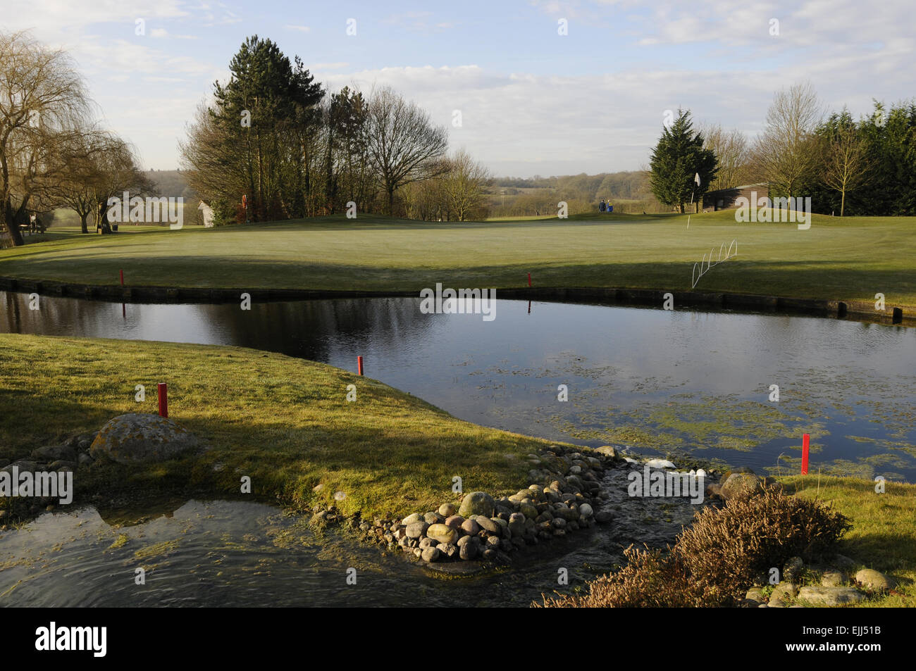Blick über Bach und Teich auf das 18. Grün an Toot Hill Golf Club Ongar Essex England Stockfoto
