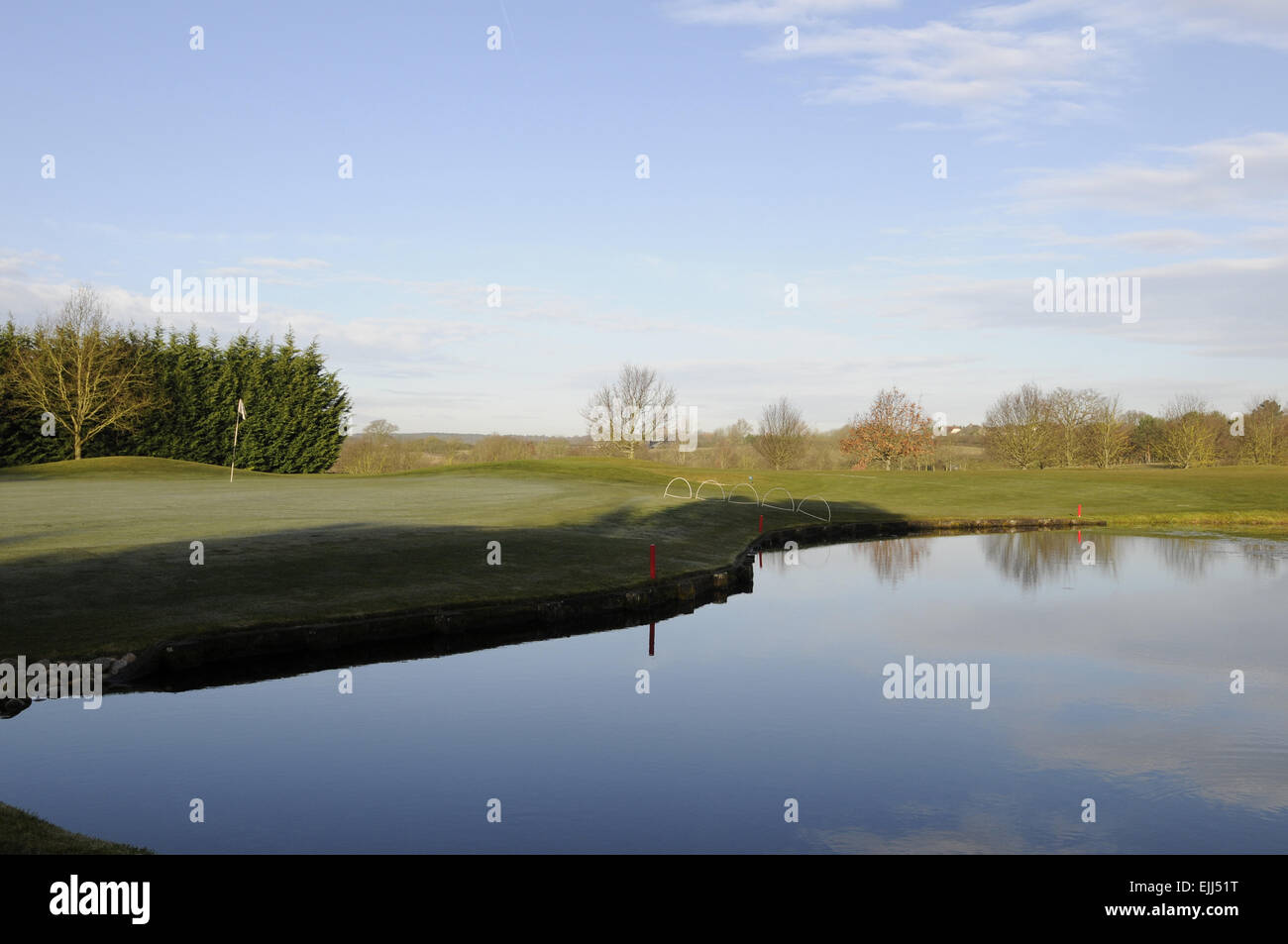 Blick über den Teich, um das 18. Grün am Toot Hill Golf Club Ongar Essex England Stockfoto