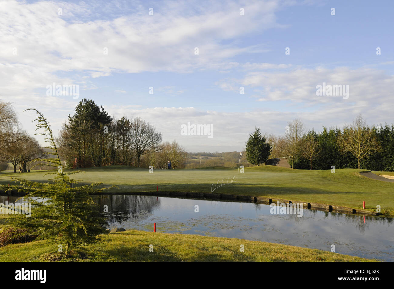 Blick über den Teich, um das 18. Grün am Toot Hill Golf Club Ongar Essex England Stockfoto