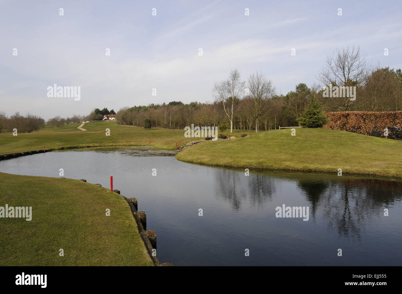 Blick über den großen Teich neben the18th Grün in Richtung Fairway und Abschlag im Toot Hill Golf Club Ongar Essex England Stockfoto