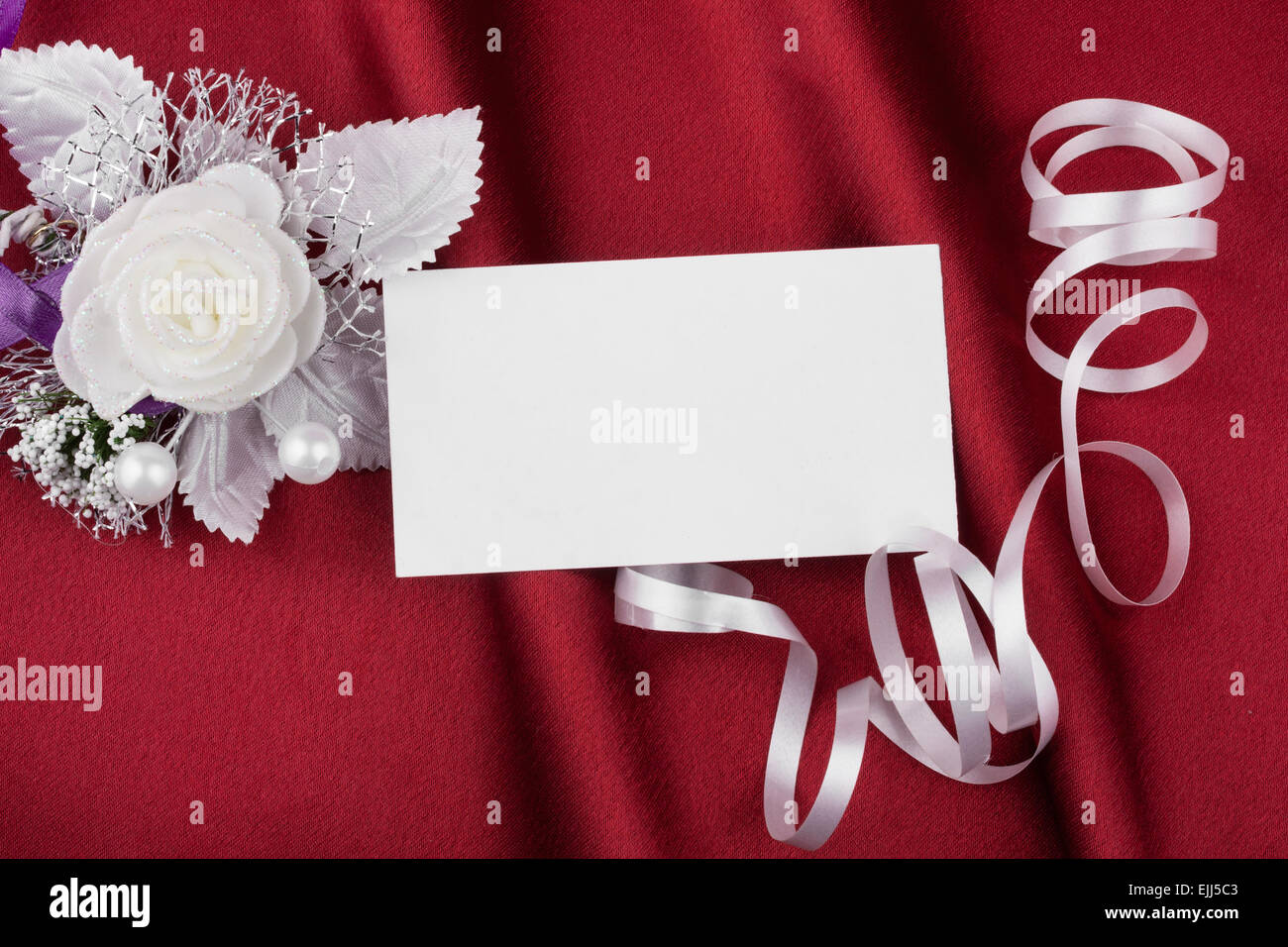 Hochzeitsbild mit einer Karte für Ihren Text auf rotem Grund Stockfoto