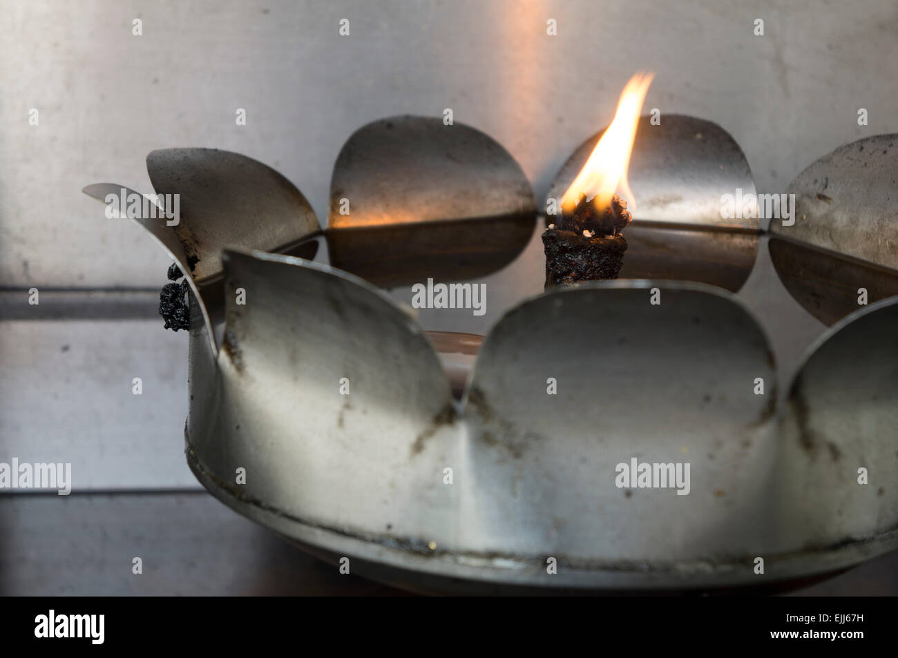 Öl-Licht Kerze Metall Aluminium Feuer Stockfoto