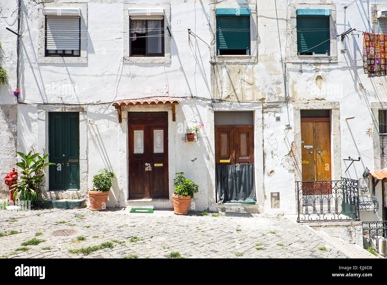 Vier Türen neben einander, gesehen in der Altstadt Alfama in Lissabon, Portugal Stockfoto