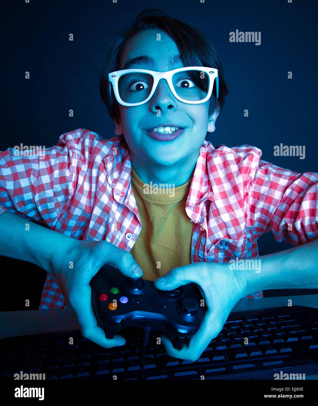 Emotionale Kind spielen Videospiel Stockfoto