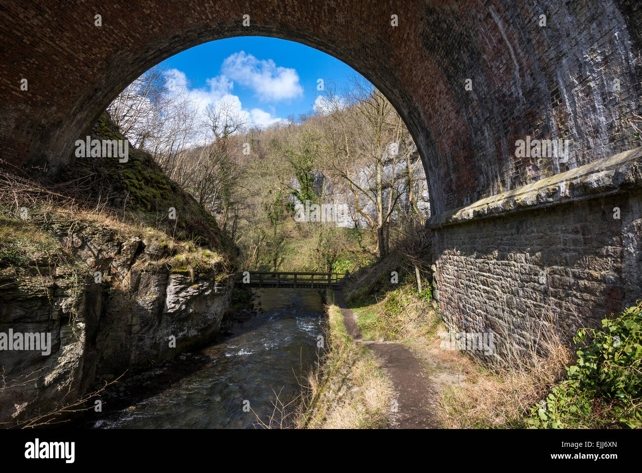 Alte Eisenbahnbrücke auf der Monsal trail über den Fluss Wye in Chee Dale, Derbyshire. Weg am Ufer des Flusses. Stockfoto